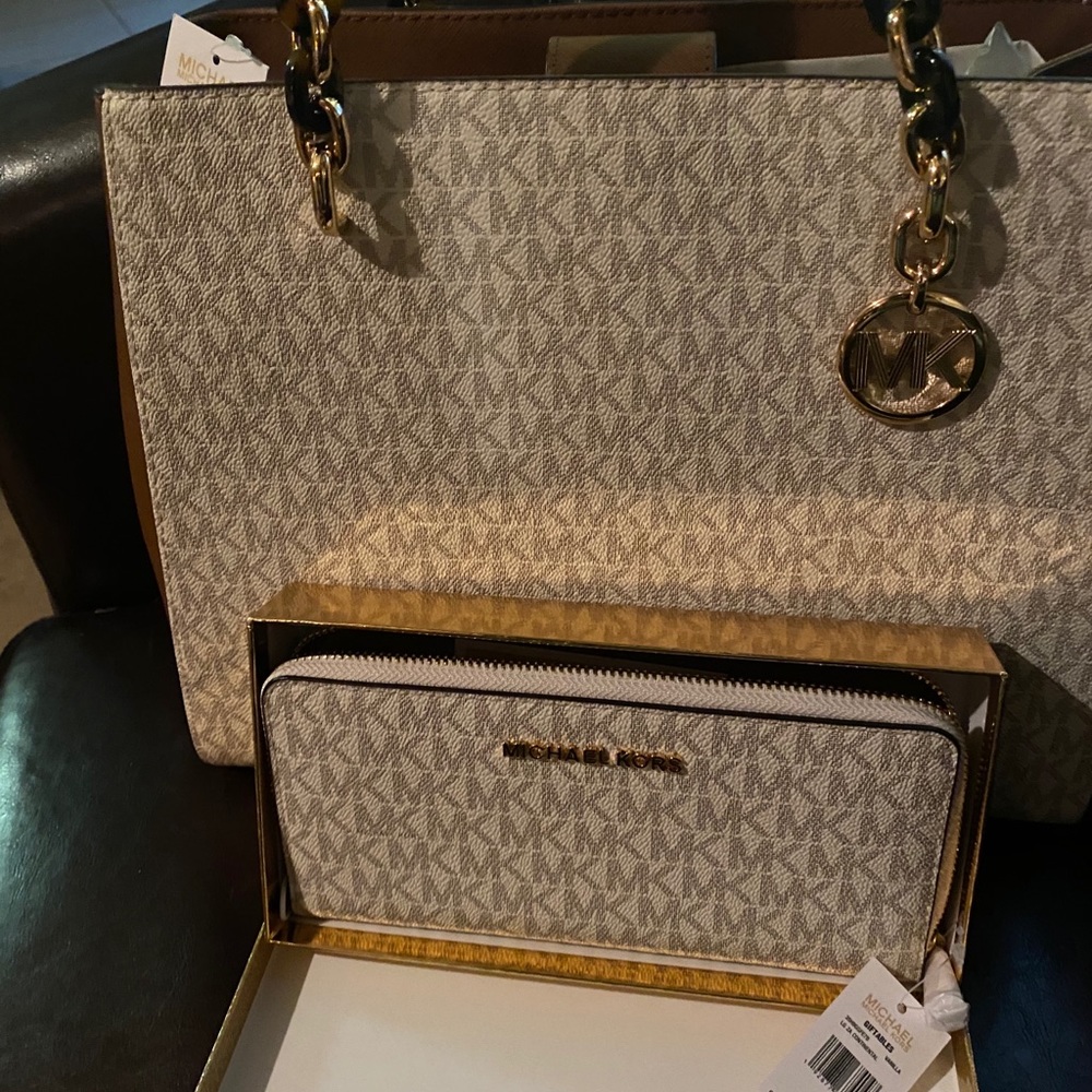 MICHAEL KORS PURSE WITH MATCHING WALLET